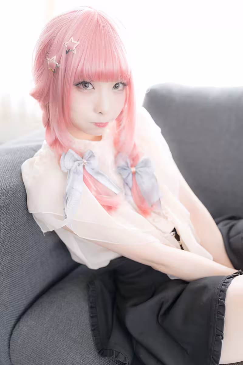 甜美臉蛋的鄰家妹妹令人著迷 想被當成套子 誘惑鏡頭前的你 (12P)