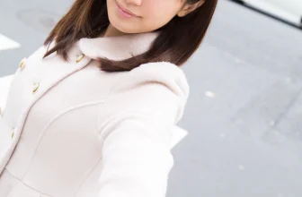 [小島みなみ] 甜美不失性感 毫不吝嗇露出火辣身材 (35 Photos)