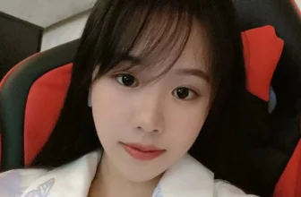 美貌的女大學生 (18 Photos)