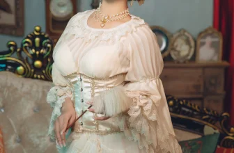 網絡美女Yuuhui玉彙巴黎春夢主題性感白色連衣裙半脫露白色情趣內衣秀完美身材誘惑寫真…