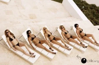 Hot bikini girls strip off and fuck each other (18 Photos)