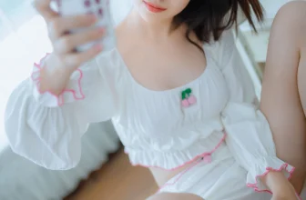 年年Nnian – 爱吃棒棒糖的少女[82MB-35photos]