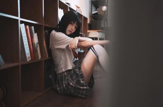 桜桃喵 – 教室死庫水 (48 Photos)