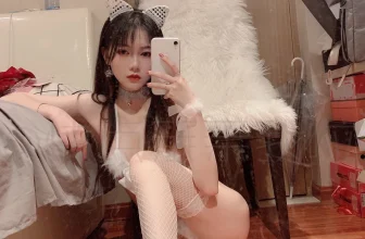 [極品網紅]嫩妹快點親親我吖《白色吊帶》收費套圖 (61P)