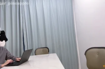 【中出内射】你的女友菠萝勾引正在开会的你把她按桌上猛操内射[5.53GB-18photos]