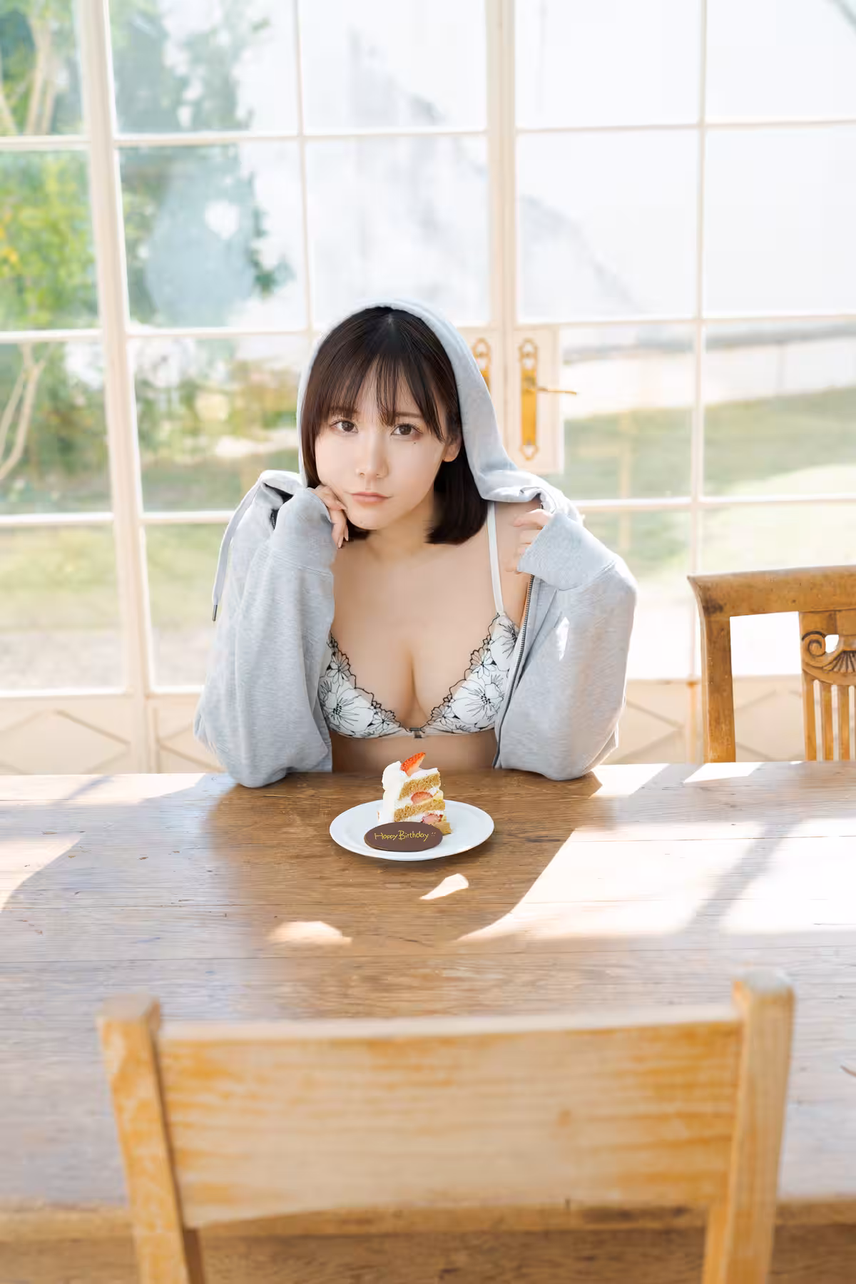 Elle Tan Leaves (120 Photos)