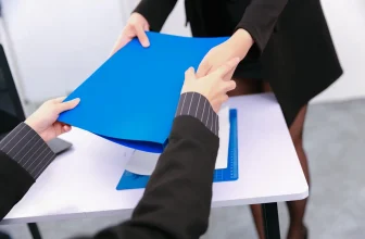 網絡美女Leah梓未私蜜助理主題性感OL制服露黑色內衣配超薄黑絲秀曼妙身姿誘惑寫真55P