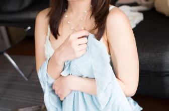 [小島みなみ] 性感渾圓美胸讓你臉紅心跳 身材超辣 (36 Photos)