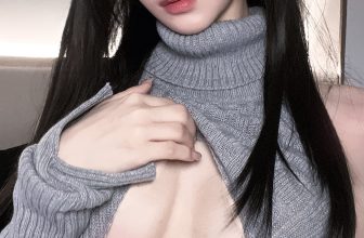 Coser@果咩酱w – 灰灰毛衣 (24P – 2V)