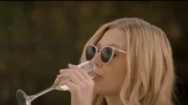 Good girlfriends share great things (8 Photos)