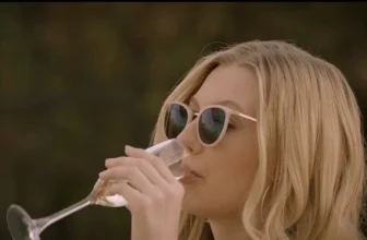 Good girlfriends share great things (8 Photos)