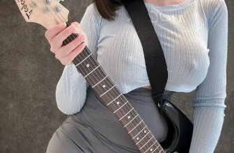 Uri – Guitar Sister