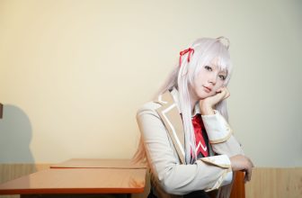 喜欢爱理吗 - 不时以俄语轻声遮羞的邻座艾莉同学